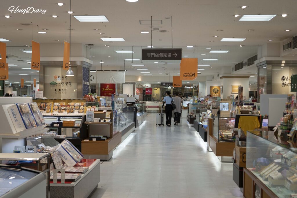 大丸下関店地下食品フロアのショーケースと商品