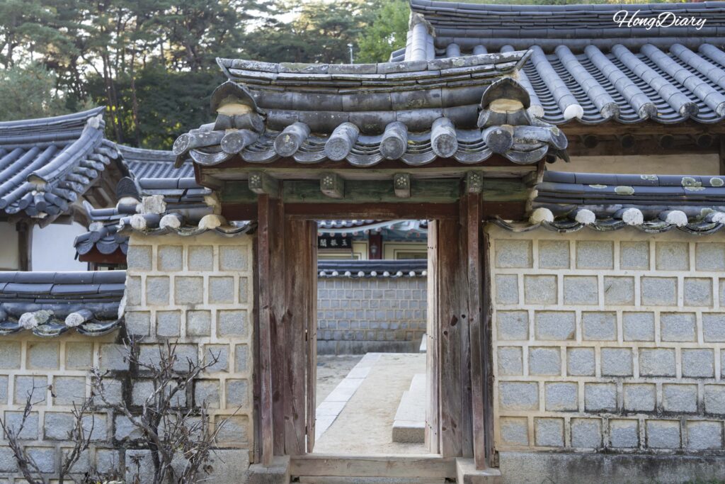 Entrada principal de la academia confuciana Dosan Seowon en Andong, Corea del Sur