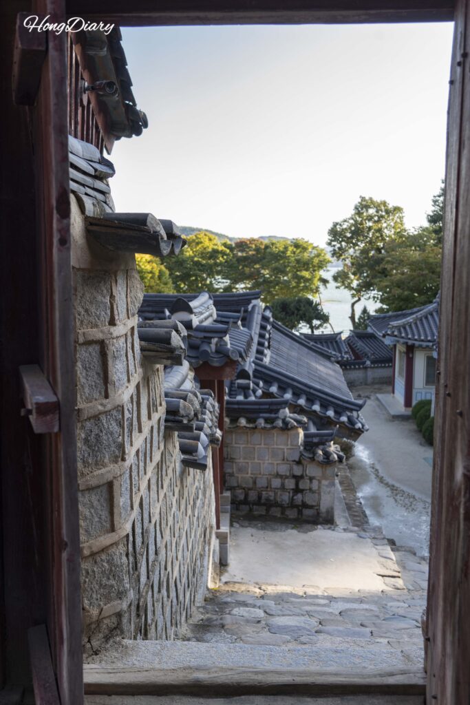 陶山書院の木造建物を見上げた内部の風景(安東)