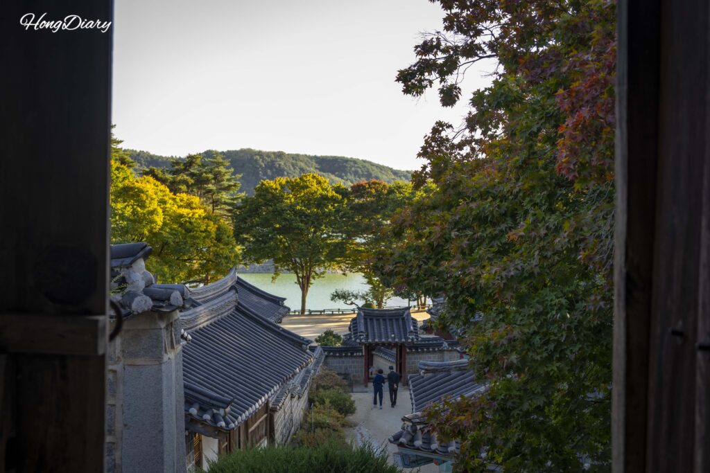 Vista panorámica desde el interior de Dosan Seowon con el río Nakdong al fondo, Andong