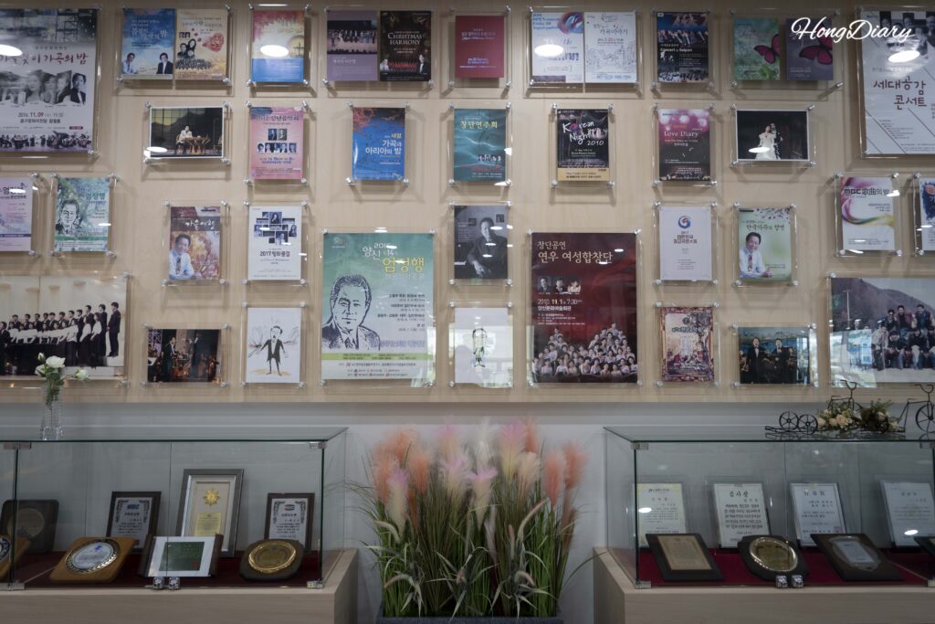 Display panel showing the concert history and career milestones of tenor Eom Jeong-haeng, including over 1,500 performances