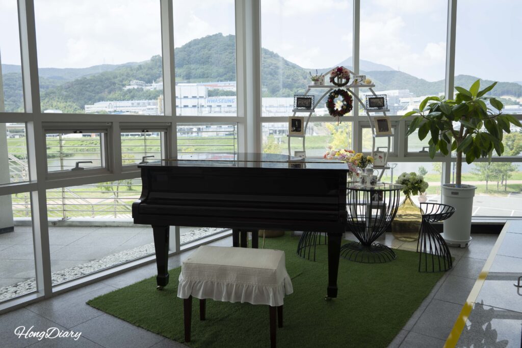 Piano donado por el tenor Eom Jeong-haeng junto a un gran ventanal en el Ssangbyeokru Art Hall de Yangsan