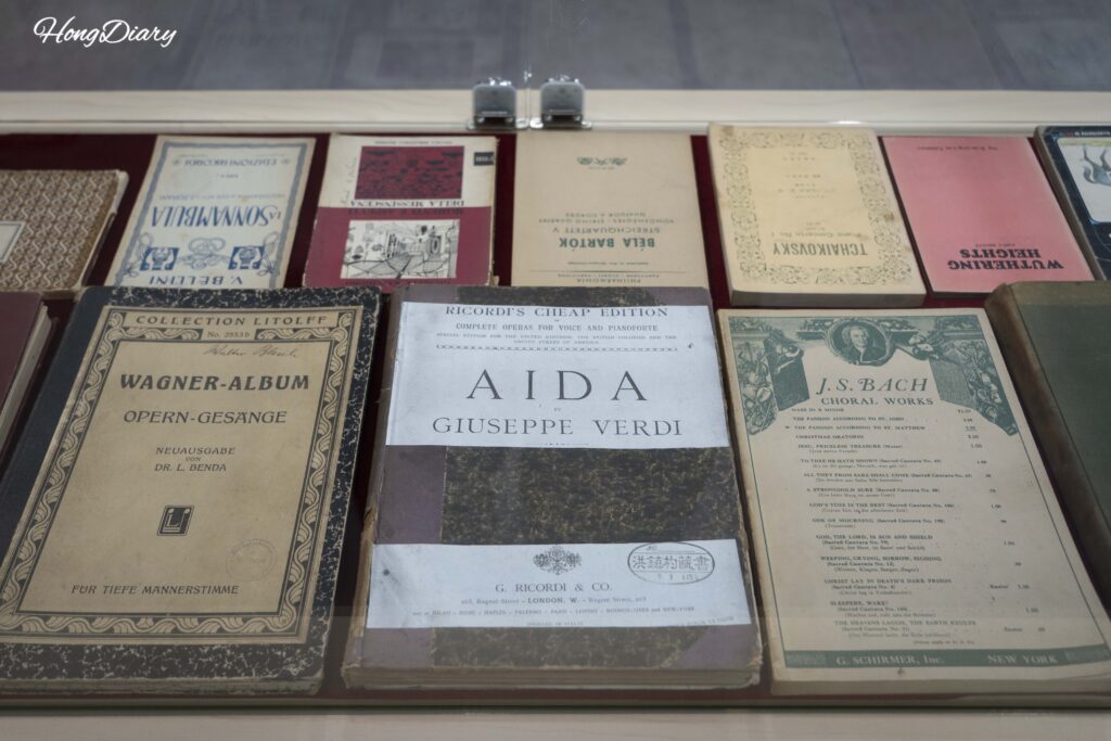 Libros de música y publicaciones internacionales donados por el tenor Eom Jeong-haeng, exhibidos en el museo de Yangsan