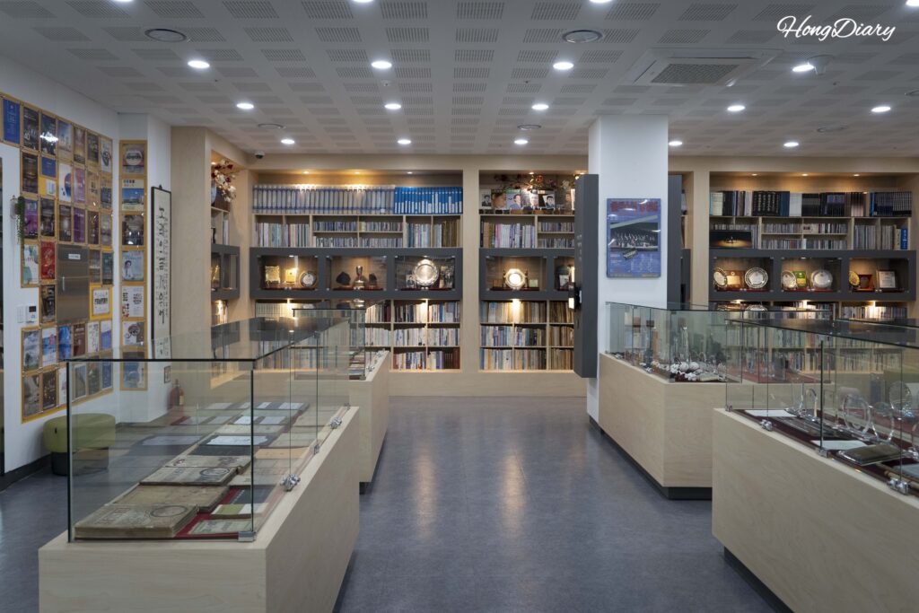 Diversos objetos exhibidos en vitrinas dentro del Museo Eom Jeong-haeng en el Ssangbyeokru Art Hall de Yangsan