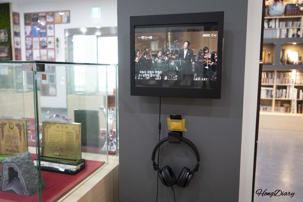 双碧楼アートホール厳正行ミュージアム内の公演映像モニターとヘッドフォン付き試聴コーナー