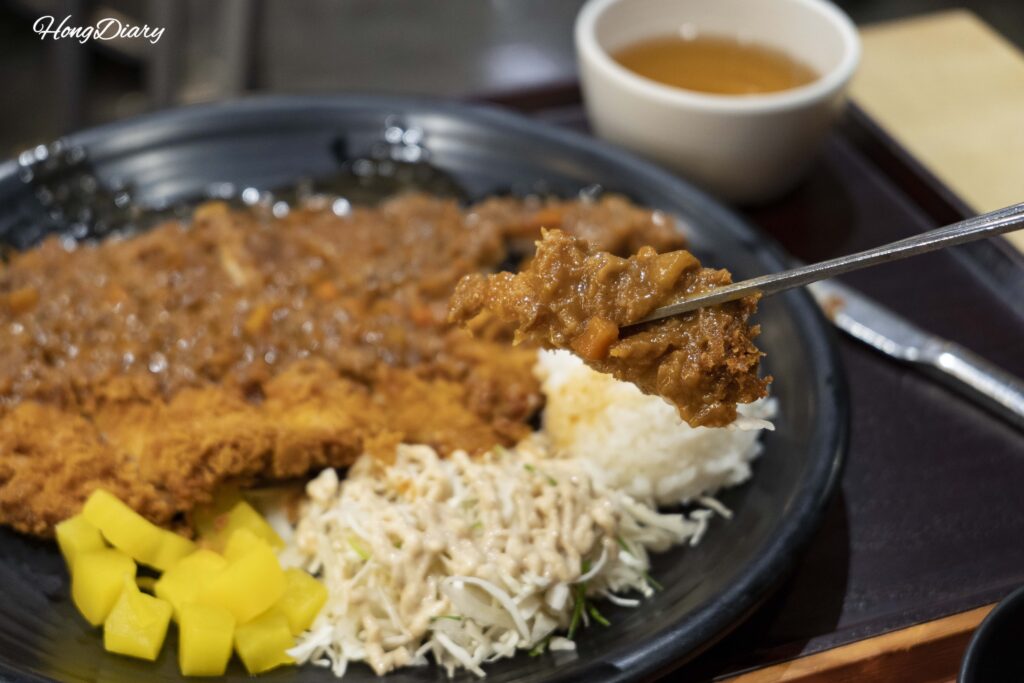 Plato completo de milanesa de cerdo gigante con arroz, ensalada de repollo, sopa y rábano encurtido en Plating, aeropuerto de Gimhae