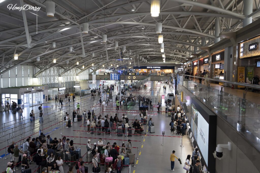 Vista exterior del Aeropuerto Internacional de Gimhae en Busán con viajeros