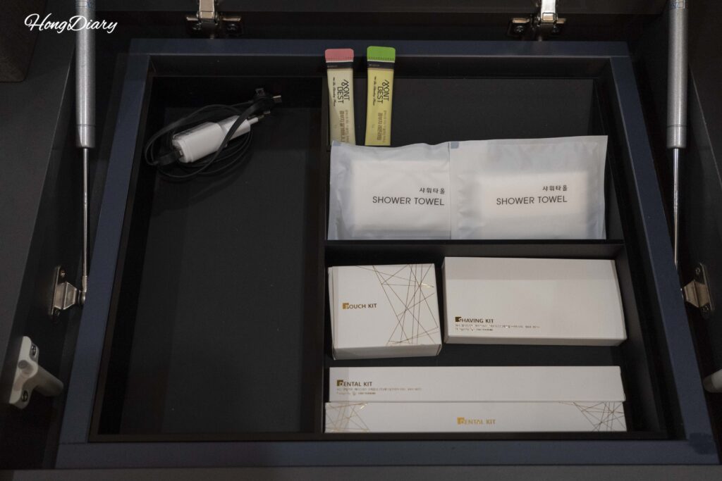 ジベルニホテル慶州の客室デスクに並ぶ無料アメニティ(歯ブラシ、カミソリ、コンブチャティーバッグなど)