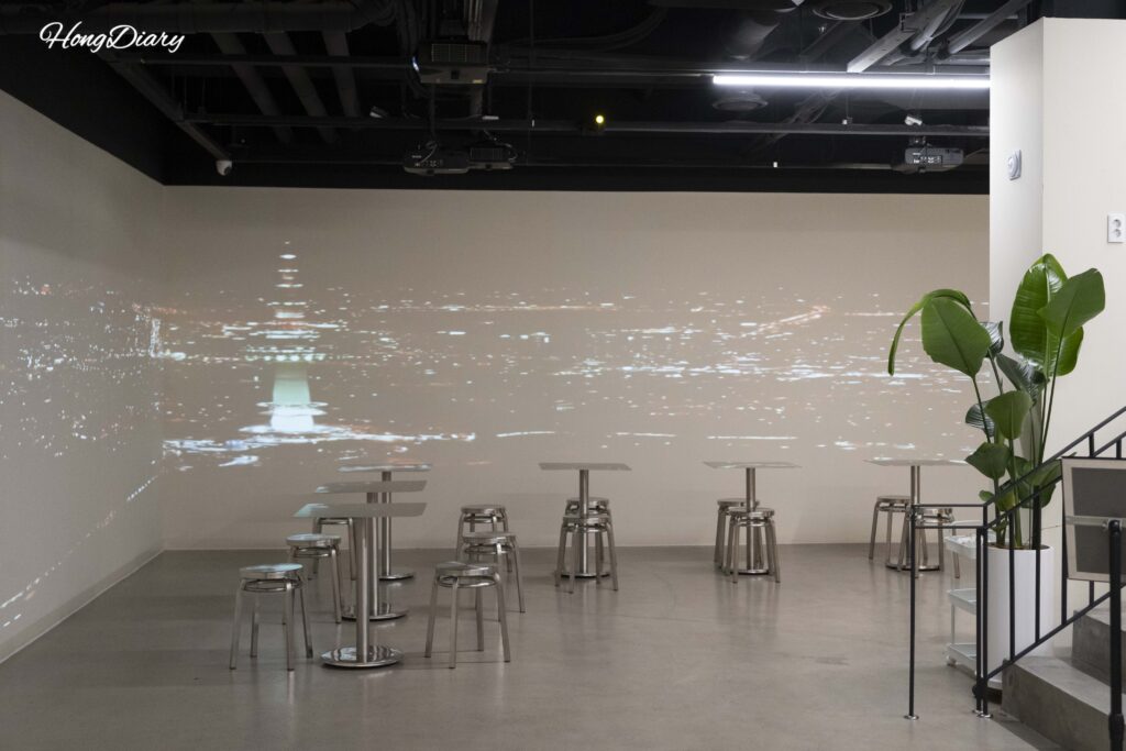 Lounge del sótano del Giverny Hotel en Gyeongju con ambiente de café y asientos cómodos