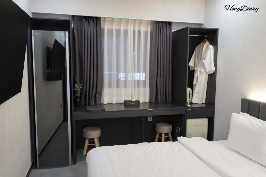 Interior de la habitación Deluxe del Giverny Hotel en Gyeongju con cama doble, escritorio y LG Styler
