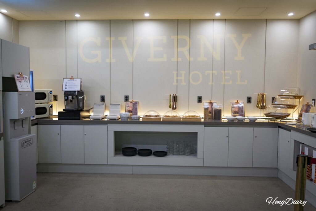 Desayuno gratuito del Giverny Hotel en Gyeongju con tostadas, ensalada, ramyeon y estación de huevos fritos