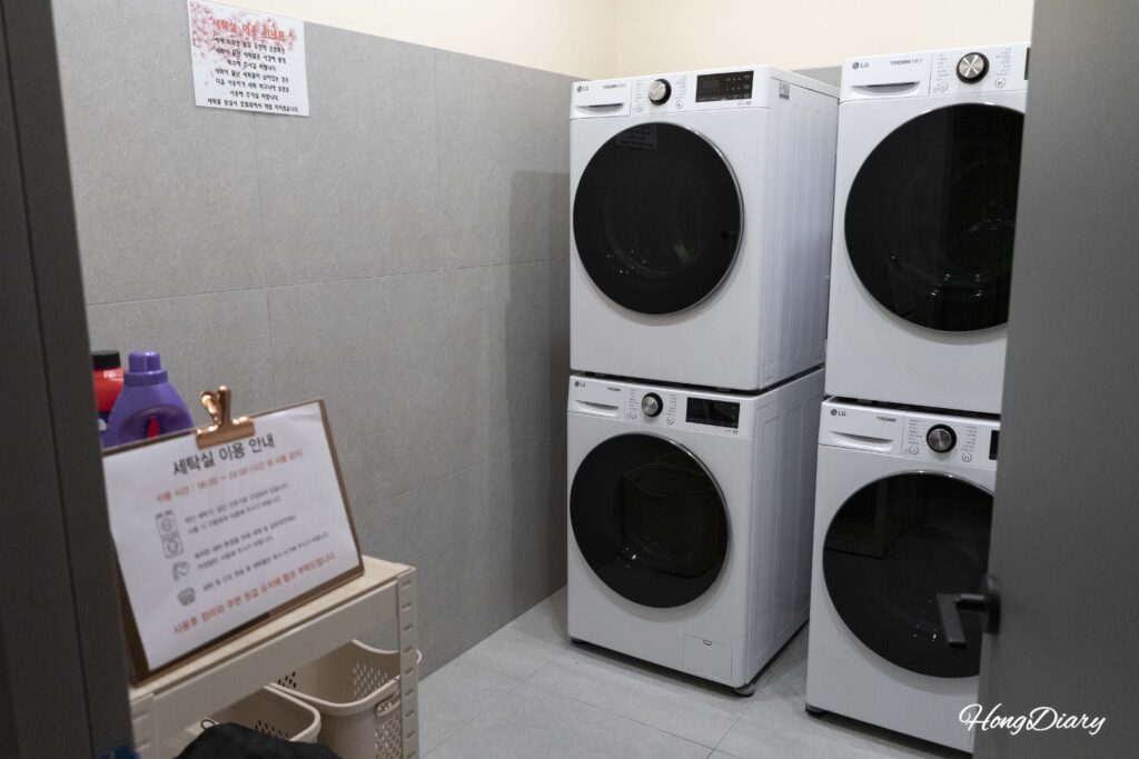 Lavadora y secadora gratuitas en el sótano del Giverny Hotel en Gyeongju