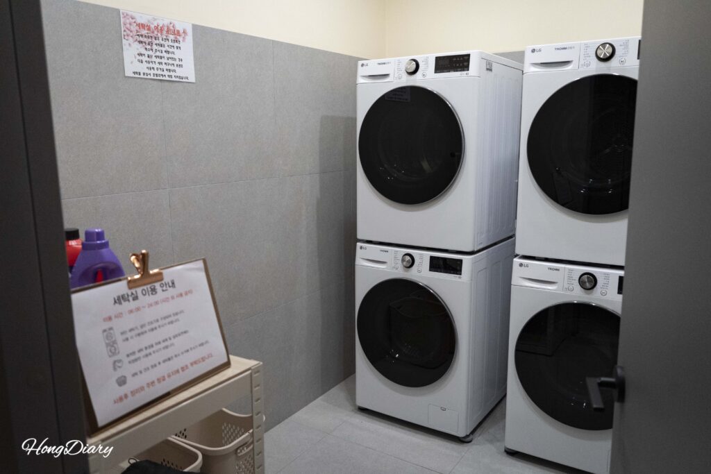 ジベルニホテル慶州の地下1階に設置された無料の洗濯機と乾燥機