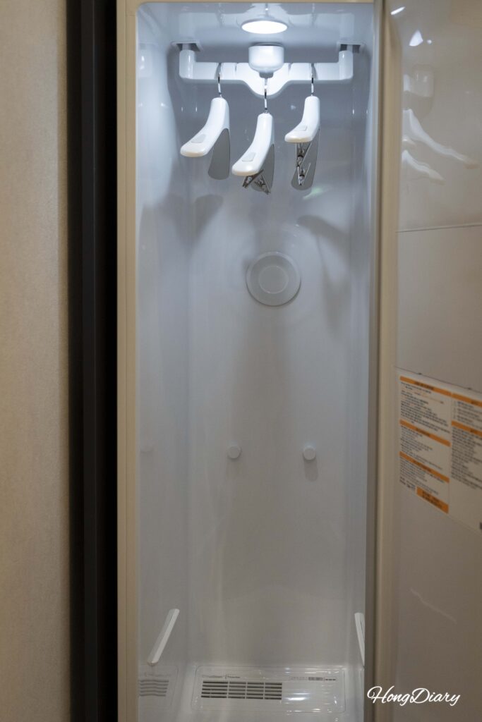 LG Styler (sistema de cuidado de ropa con vapor) en la habitación Deluxe del Giverny Hotel en Gyeongju
