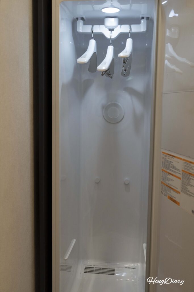 ジベルニホテル慶州デラックスルームに備え付けのLGスタイラー衣類ケアシステム