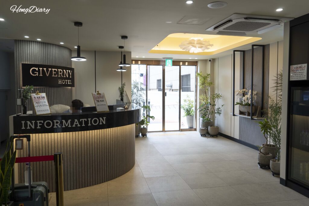 Front desk and lobby area inside Giverny Hotel Gyeongju with modern reception counter