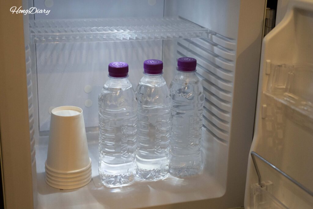 Tres botellas de agua gratuitas en el minibar de la habitación del Giverny Hotel en Gyeongju