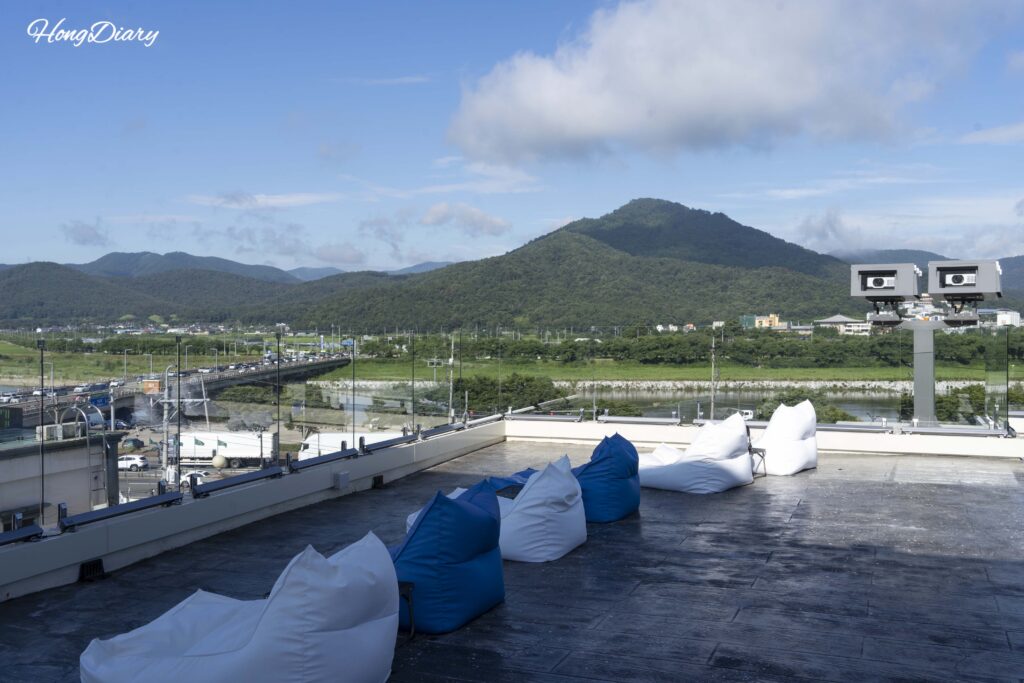 Terraza en la azotea del Giverny Hotel en Gyeongju con asientos al aire libre durante el día