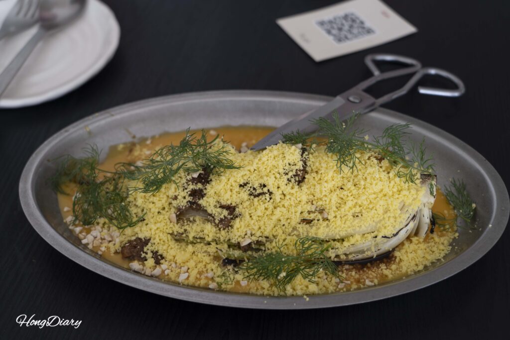 Col china asada sobre salsa de papa con queso vegano en el restaurante ARP de Busan