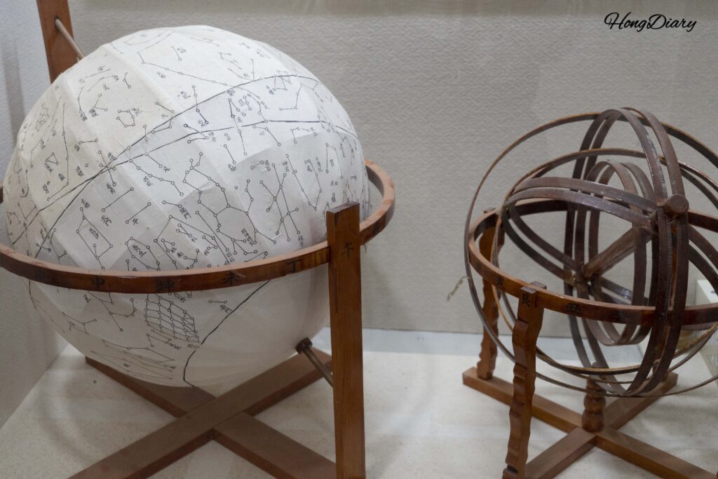 Réplica restaurada de un honcheonui (instrumento astronómico) expuesta en el museo Okjingak, Dosan Seowon, Andong