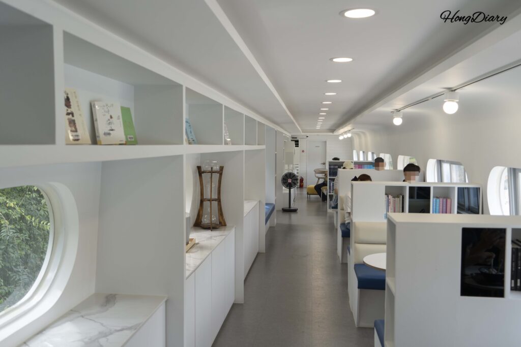 Interior del Café Tren Viaje de Abeja dentro de un vagón jubilado en el Museo Ferroviario de Jinyeong