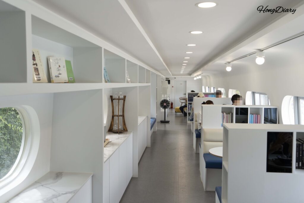 晋永鉄道博物館のミツバチ旅行列車カフェ車内の様子
