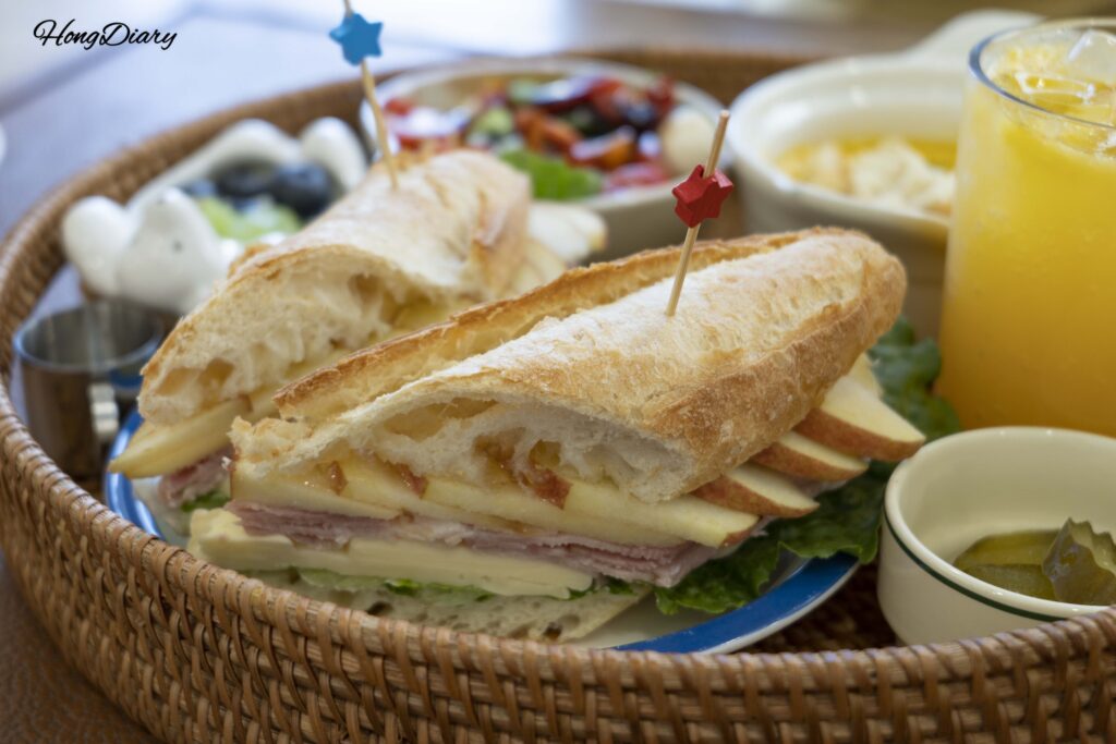 BB Plate set de brunch con baguette jambon beurre de manzana y brie sopa ensalada yogur y bebida en House of Bread BB