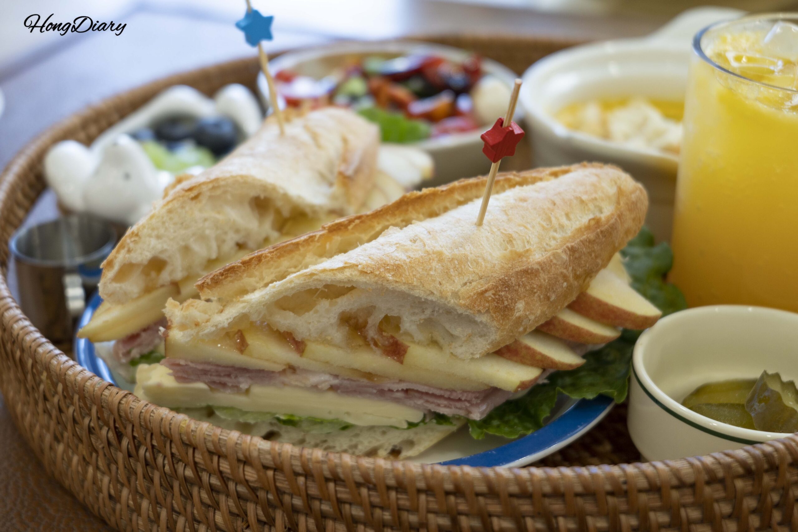 BB Plate set de brunch con baguette jambon beurre de manzana y brie sopa ensalada yogur y bebida en House of Bread BB