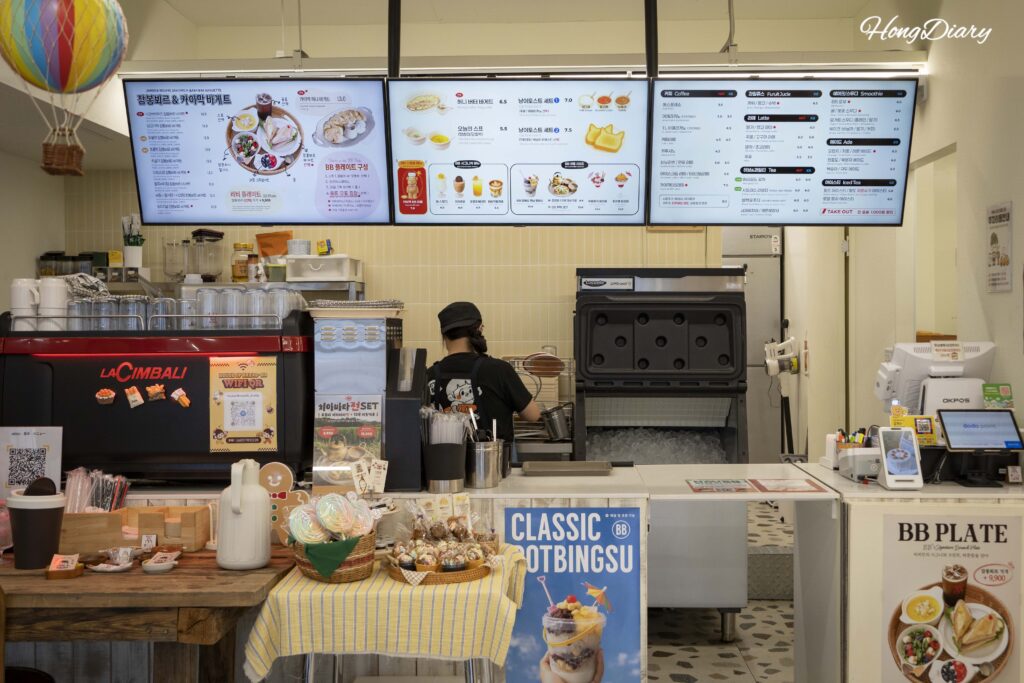 House of Bread BBの注文カウンターとオープンキッチン 広安里ベーカリーカフェ