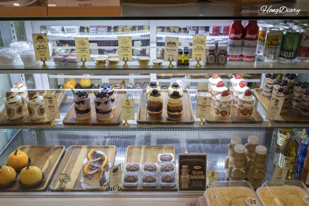 Vitrina de la panadería House of Bread BB con pasteles y postres recién horneados en Gwangalli Busan