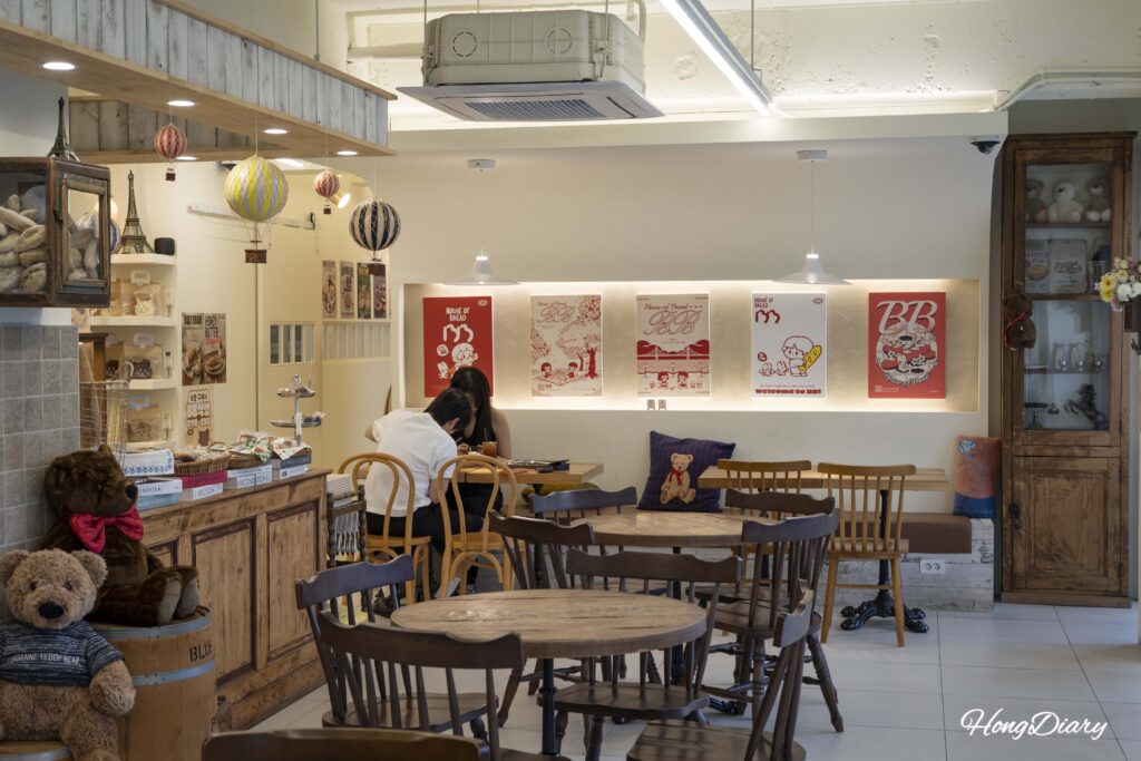 Indoor seating area with warm lighting and cozy decor at House of Bread BB Gwangalli bakery cafe