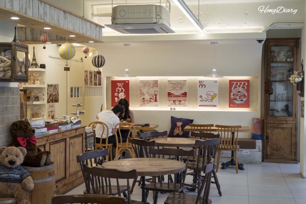 Área de asientos con iluminación cálida y decoración acogedora en la cafetería House of Bread BB en Gwangalli