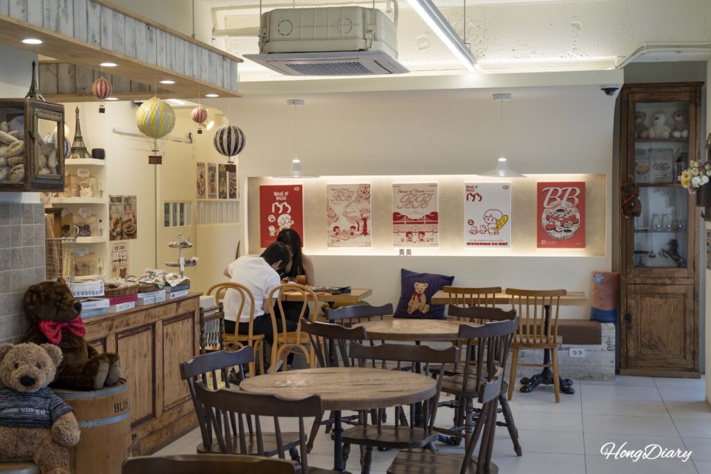 House of Bread BBの店内座席エリア 木目調の温かい雰囲気 広安里カフェ