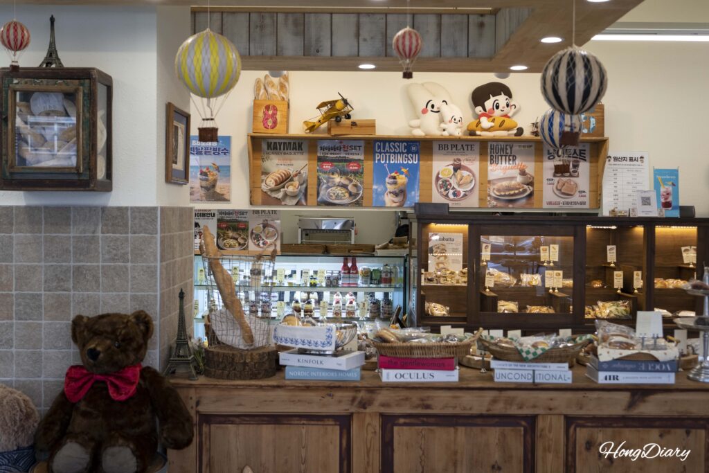 House of Bread BBの店内インテリアとメニューポスター 広安里ベーカリーカフェ
