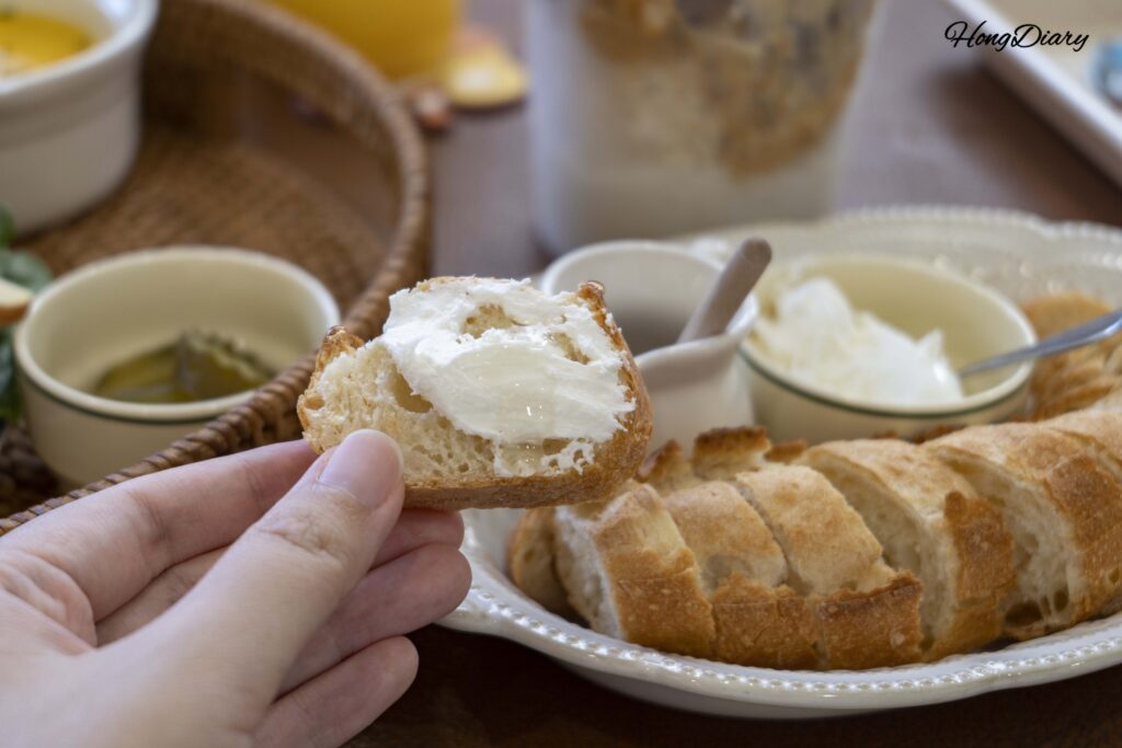 Kaymak turco artesanal untado sobre baguette con miel en House of Bread BB cafetería de Gwangalli