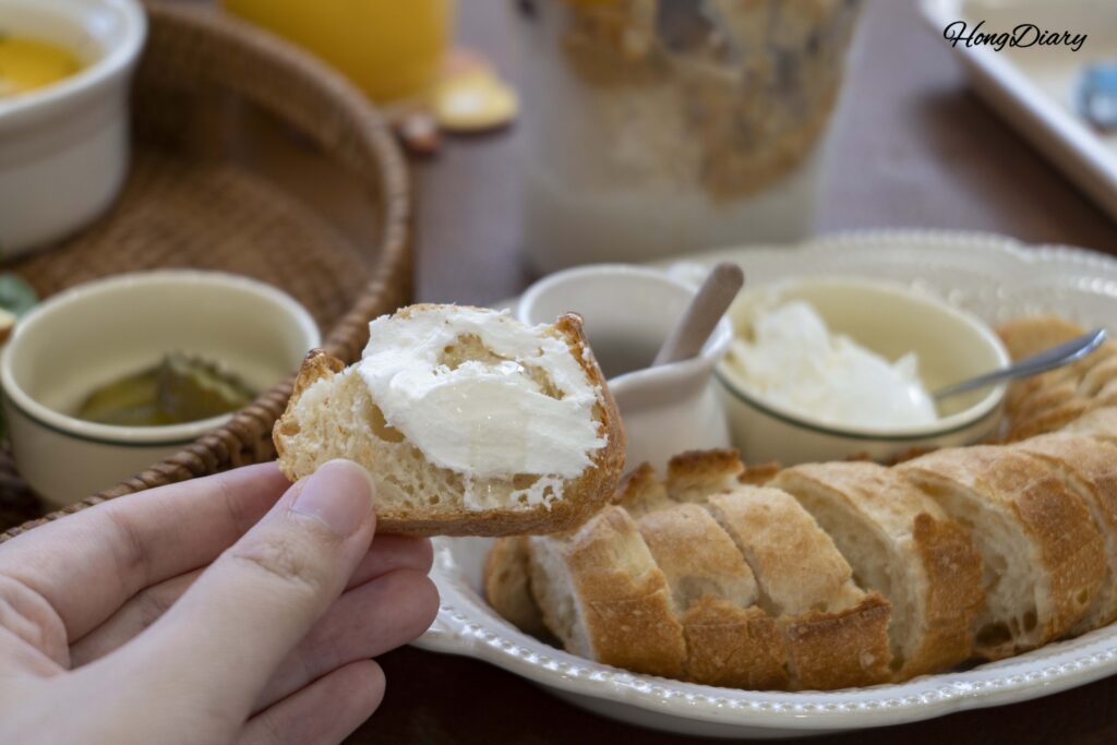 自家製カイマクをバゲットに塗ってはちみつをかけて食べるカイマクハニーバゲット House of Bread BB