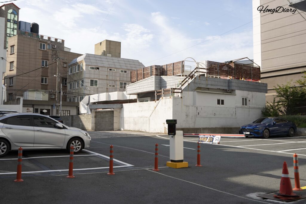 Estacionamiento privado detrás de la cafetería House of Bread BB cerca de la playa de Gwangalli en Busan