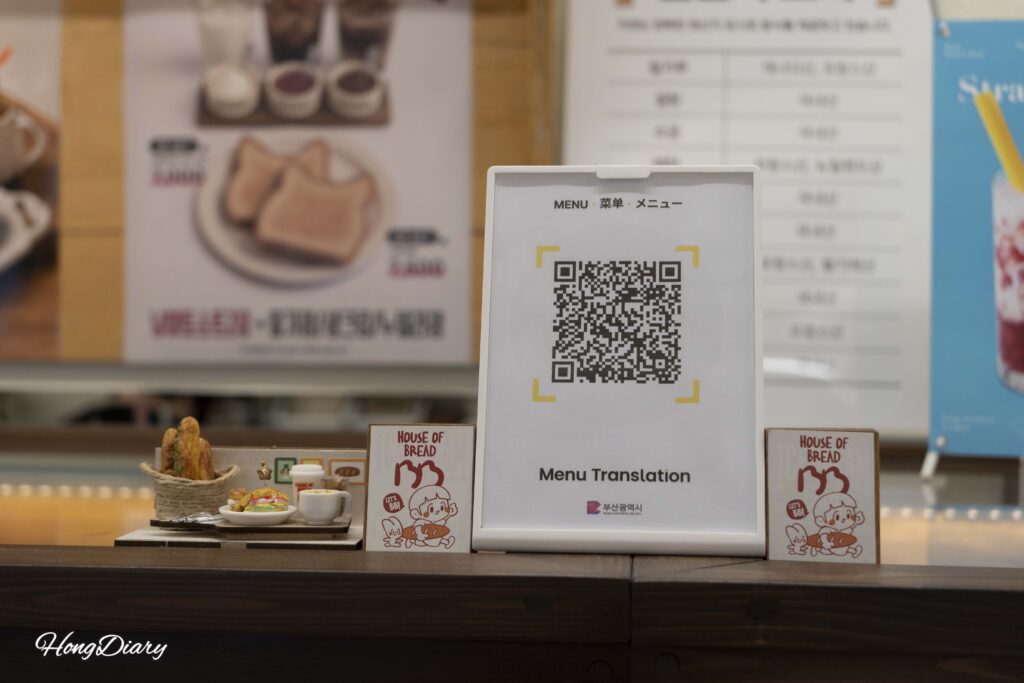 Código QR en el mostrador de House of Bread BB para acceder al menú digital en inglés japonés y chino