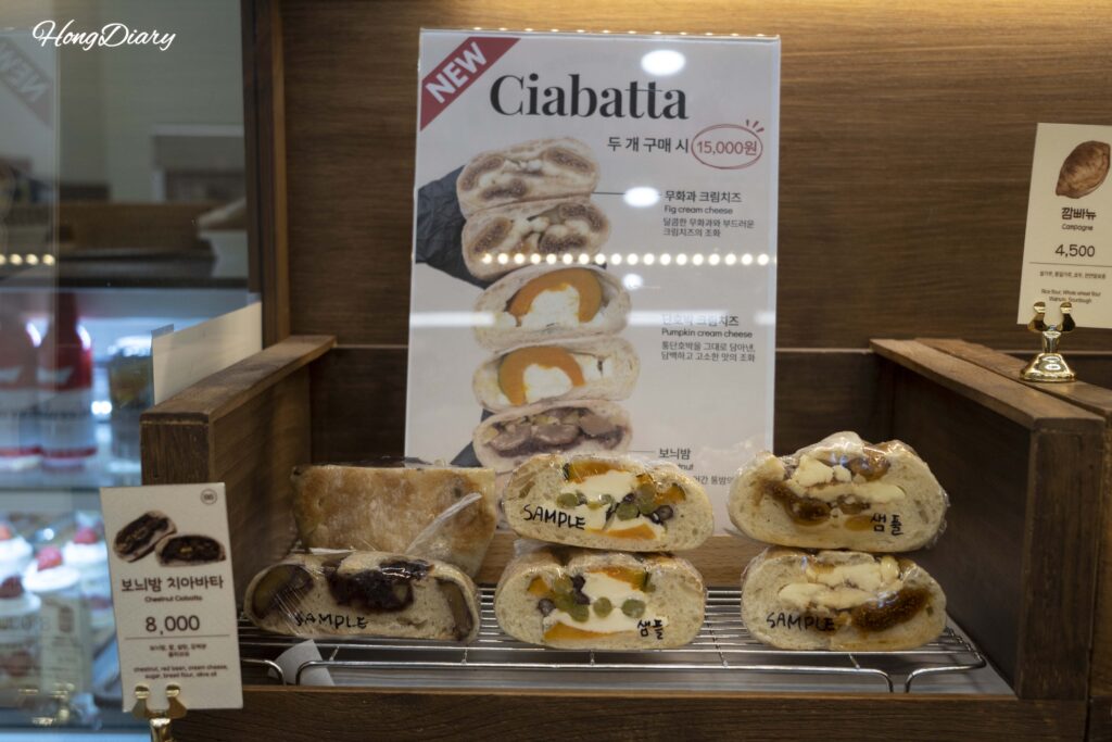 Ciabatta rellena recién horneada de la panadería House of Bread BB cerca de la playa de Gwangalli Busan