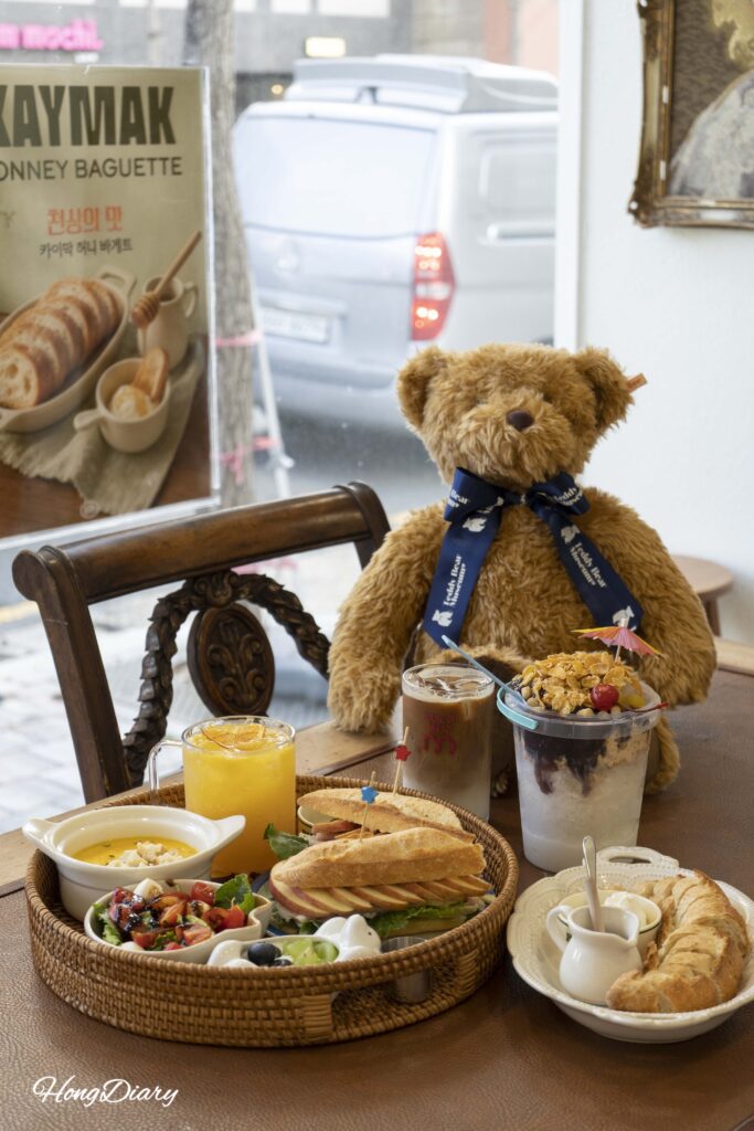 テーブルに並んだ注文メニューとくまのぬいぐるみ House of Bread BB 広安里