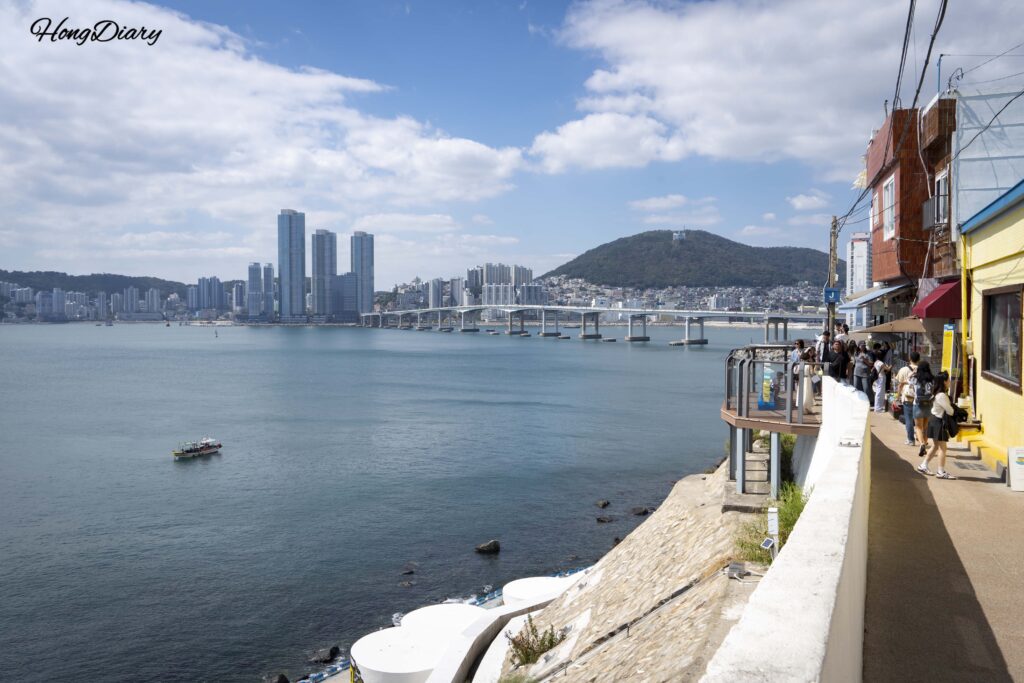Panorámica del mar desde la Aldea Cultural de Huinnyeoul en Yeongdo, Busan, con el horizonte de Songdo a lo lejos