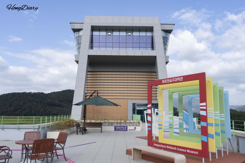 Terraza-mirador al aire libre en el nivel RF del Museo del Humedal de Hwapocheon con vistas al humedal en Gimhae