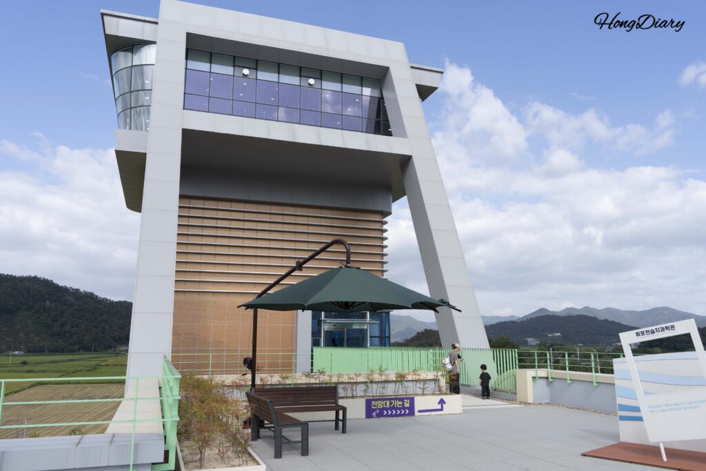 ファポチョン湿地科学館RF階の屋外フォトデッキ。湿地を一望できる撮影スポット(金海市)
