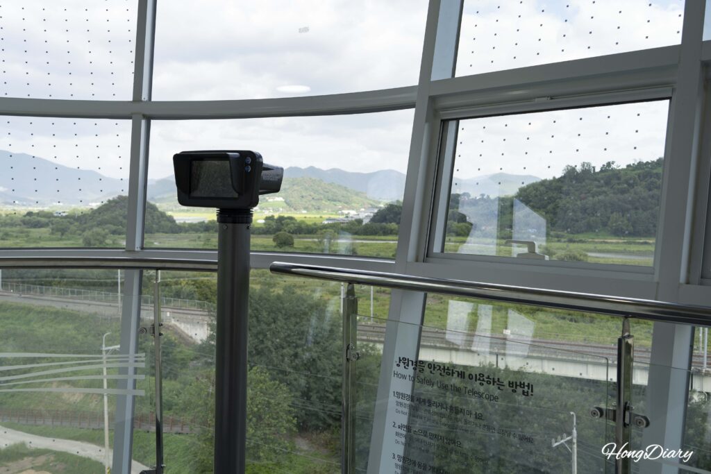 Free digital telescope inside the Hwapocheon Bird Observatory Tower for viewing the wetland in Gimhae