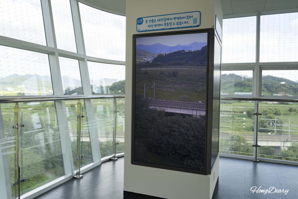 Telescopio digital gratuito dentro de la Torre de Observación de Aves de Hwapocheon para observar el humedal en Gimhae