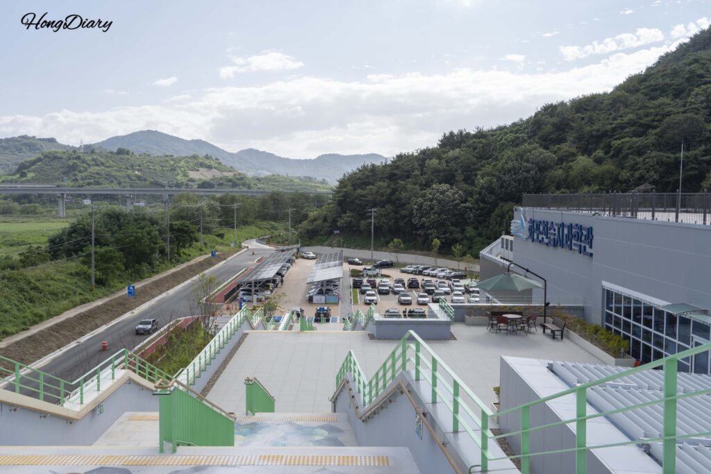 金海ファポチョン野鳥展望台から降りる階段と周辺の風景