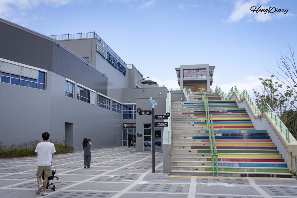 Vista exterior del Museo del Humedal de Hwapocheon, un edificio moderno de tres pisos con certificación ecológica en Gimhae, Corea del Sur