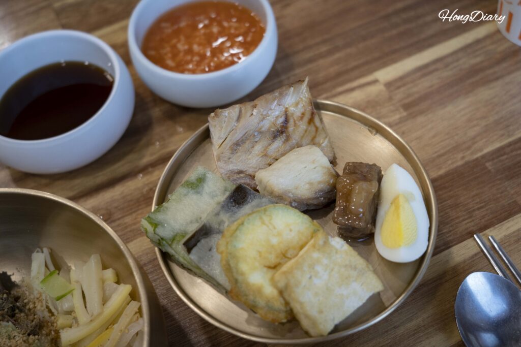 Selección de jeon (tortitas coreanas fritas) con huevo, tofu, pescado y verduras, parte del set de heotjesabap en Andong
