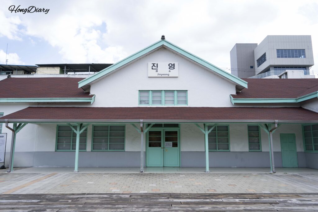 Vista exterior de la antigua estación de Jinyeong pintada en verde menta, sede del Museo Ferroviario de Jinyeong en Gimhae, Corea