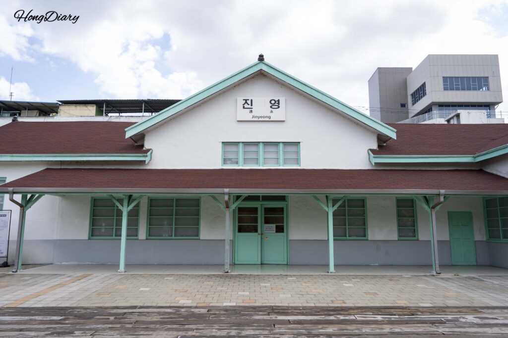 金海・晋永鉄道博物館のミントグリーンの旧駅舎全景